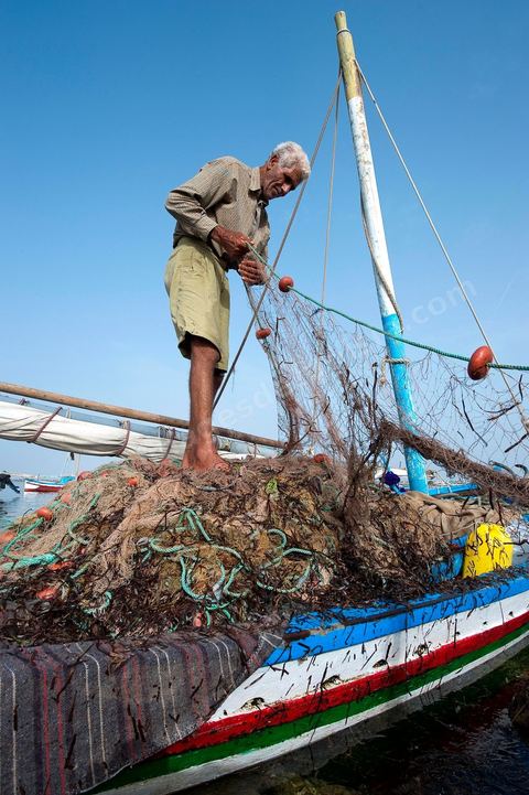 Départ de pêche sur un bateau traditionnel de Kerkannah dans le port de pêche d'El Ataya sur l'île Chergui de Kerkennah