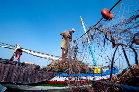 Départ de pêche sur un bateau traditionnel de Kerkannah dans le port de pêche d'El Ataya sur l'île Chergui de Kerkennah
