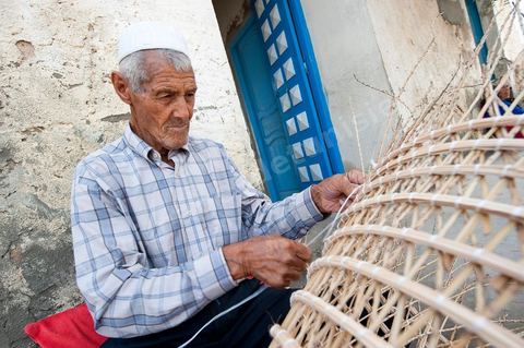 Fabricant de nasses en osier pour les pêcheries fixes dasn le village d'El Ataya sur l'île Cherguide Kerkennah.