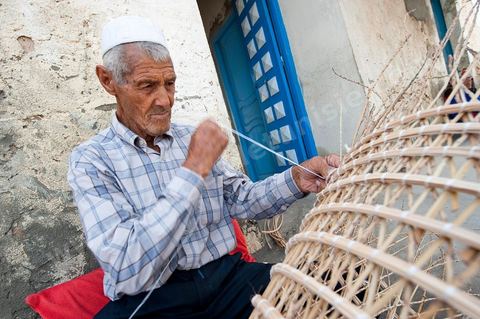 Fabricant de nasses en osier pour les pêcheries fixes dasn le village d'El Ataya sur l'île Cherguide Kerkennah.