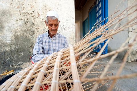 Fabricant de nasses en osier pour les pêcheries fixes dasn le village d'El Ataya sur l'île Cherguide Kerkennah.
