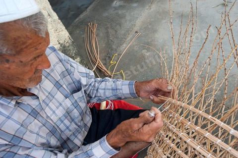 Fabricant de nasses en osier pour les pêcheries fixes dasn le village d'El Ataya sur l'île Cherguide Kerkennah.