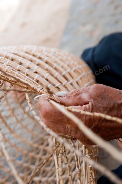 Fabricant de nasses en osier pour les pêcheries fixes dasn le village d'El Ataya sur l'île Cherguide Kerkennah.