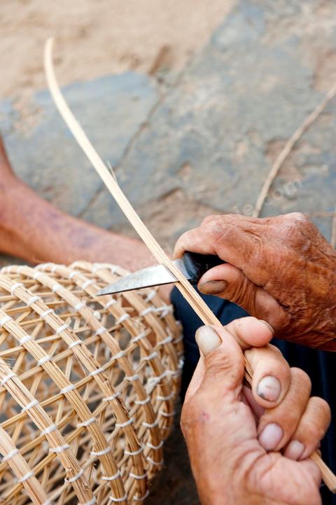 Fabricant de nasses en osier pour les pêcheries fixes dasn le village d'El Ataya sur l'île Cherguide Kerkennah.