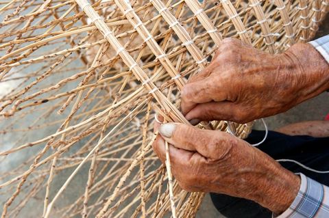 Fabricant de nasses en osier pour les pêcheries fixes dasn le village d'El Ataya sur l'île Cherguide Kerkennah.