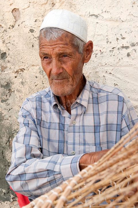 Fabricant de nasses en osier pour les pêcheries fixes dasn le village d'El Ataya sur l'île Cherguide Kerkennah.