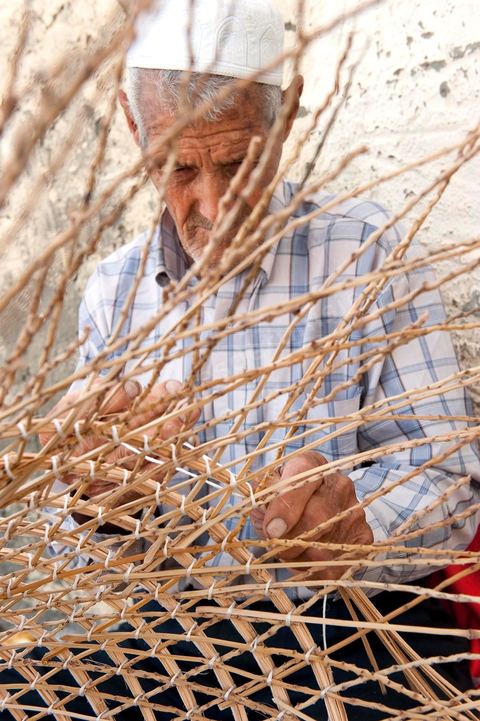 Fabricant de nasses en osier pour les pêcheries fixes dasn le village d'El Ataya sur l'île Cherguide Kerkennah.