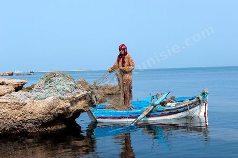 Fatma, femme pêcheuse sur l'île de chergui à Kerkennah