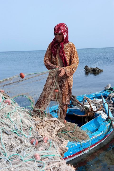 Fatma, femme pêcheuse sur l'île de chergui à Kerkennah