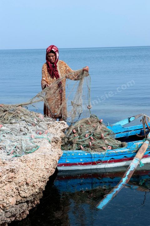 Fatma, femme pêcheuse sur l'île de chergui à Kerkennah