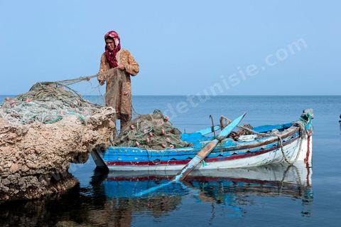 Fatma, femme pêcheuse sur l'île de chergui à Kerkennah