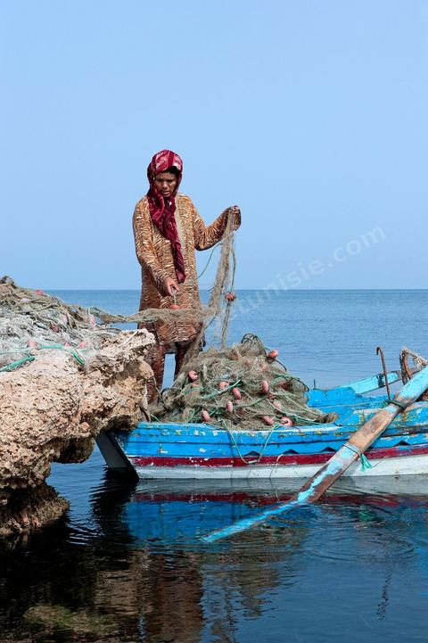 Fatma, femme pêcheuse sur l'île de chergui à Kerkennah