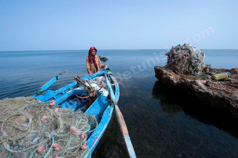 Fatma, femme pêcheuse sur l'île de chergui à Kerkennah