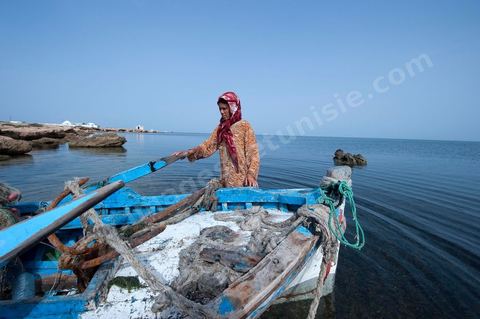 Fatma, femme pêcheuse sur l'île de chergui à Kerkennah