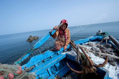 Fatma, femme pêcheuse sur l'île de chergui à Kerkennah