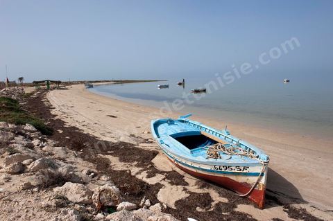 Plage avec pêcheur sur l'île de Chergui à Kerkennah