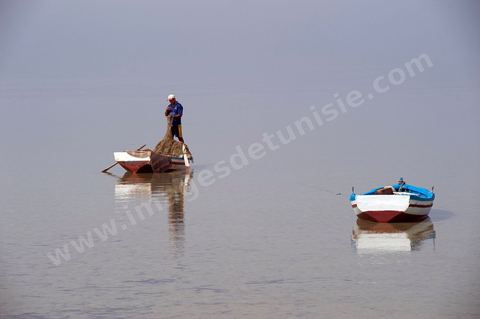 Plage avec pêcheur sur l'île de Chergui à Kerkennah