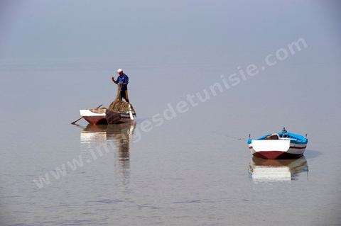 Plage avec pêcheur sur l'île de Chergui à Kerkennah