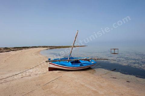 Plage avec pêcheur sur l'île de Chergui à Kerkennah