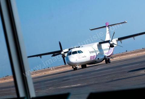 Avion de la compagnie nationale intérieure Sevenair avion ATR 72 sur le tarmac de l'aéroport de Djerba