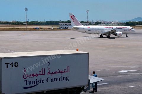 Tunisie Catering et Airbus A320 de la compagnie aérienne tunisienne Tunisair sur le tamrac de l'aéroport de Tunis
