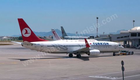 Boeing 737 de la compagnie aérienne turc Turkish sur le tamrac de l'aéroport de Tunis
