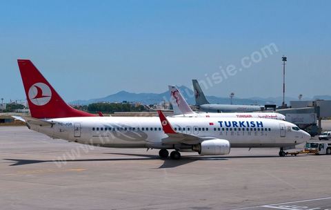 Boeing 737 de la compagnie aérienne turc Turkish sur le tamrac de l'aéroport de Tunis