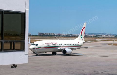 Boeing 737 de la compagnie aérienne marocaine Royal Air Maroc sur le tamrac de l'aéroport de Tunis