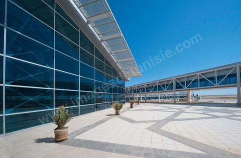 Façade intérieure, passerelle d'accès aux avions et tarmac de l'Aéroport international d'Enfidha Zine El Abidine Ben Ali