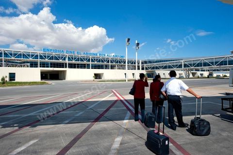 Pilote et hôtesses Tunisair sur le tarmac. Aéroport international d'Enfidha Zine El Abidine Ben Ali
