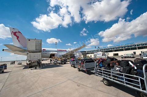 Chargement des bagages. Avion de Tunisair sur le tarmac de l'Aéroport international d'Enfidha Zine El Abidine Ben Ali