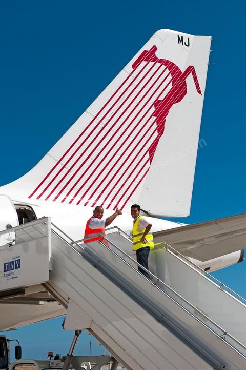 Mécanicien avion de la TAV sur l'Avion de Tunisair sur le tarmac de l'Aéroport international d'Enfidha Zine El Abidine Ben Ali