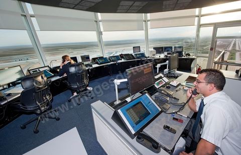 Controleurs aériens à l'intérieur de la tour de contrôle de l'Aéroport international d'Enfidha Zine El Abidine Ben Ali