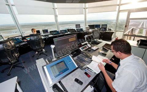 Controleurs aériens à l'intérieur de la tour de contrôle de l'Aéroport international d'Enfidha Zine El Abidine Ben Ali