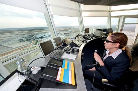 Femme contrôleur aérien à l'intérieur de la tour de contrôle de l'Aéroport international d'Enfidha Zine El Abidine Ben Ali