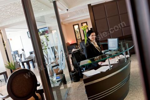 Salon AVS et hôtesse d'accueil à l'aéroport de Tunis Carthage. VIP Services pour les voyageurs haut de gamme