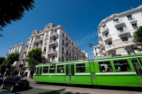 Station de métro au centre ville de Tunis. station République à l'heure de pointe.
