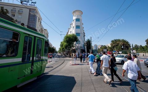Station de métro au centre ville de Tunis. station République à l'heure de pointe.