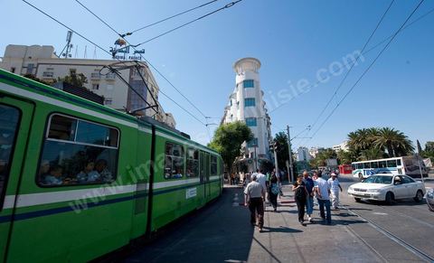 Station de métro au centre ville de Tunis. station République à l'heure de pointe.