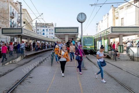 Station de métro au centre ville de Tunis. station République à l'heure de pointe.
