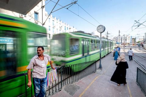 Station de métro au centre ville de Tunis. station République à l'heure de pointe.