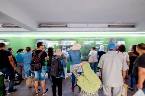 Station de métro au centre ville de Tunis. station République à l'heure de pointe.