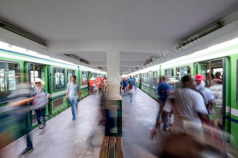 Station de métro au centre ville de Tunis. station République à l'heure de pointe.