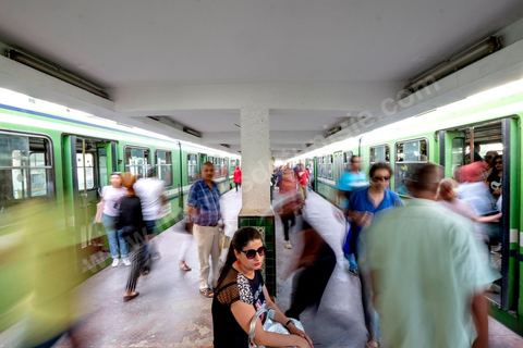 Station de métro au centre ville de Tunis. station République à l'heure de pointe.