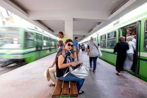 Station de métro au centre ville de Tunis. station République à l'heure de pointe.