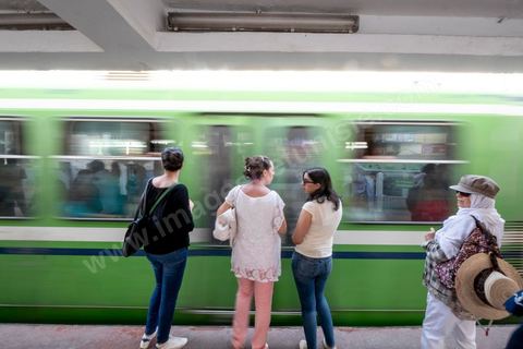 Station de métro au centre ville de Tunis. station République à l'heure de pointe.