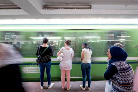 Station de métro au centre ville de Tunis. station République à l'heure de pointe.