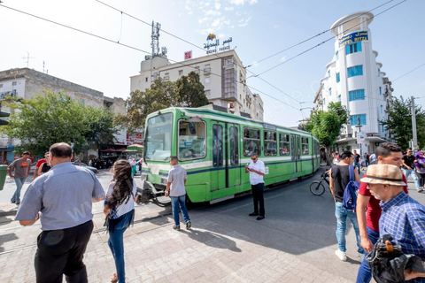 Station de métro au centre ville de Tunis. station République à l'heure de pointe.