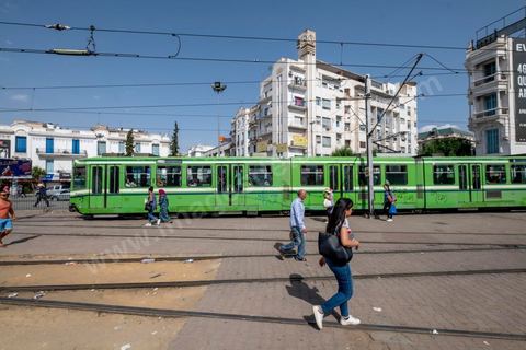 Station de métro au centre ville de Tunis. station République à l'heure de pointe.