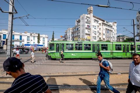 Station de métro au centre ville de Tunis. station République à l'heure de pointe.